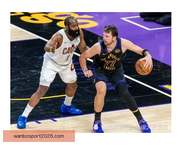 湖人硬碰联盟第一詹姆斯神情凝重东契奇轻松应战富保罗发声力挺老詹澄清质疑